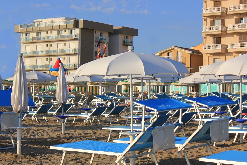 Hotel Augustus- Davanti A Noi C'E Solo Il Mare 米萨诺阿德里亚蒂科 外观 照片